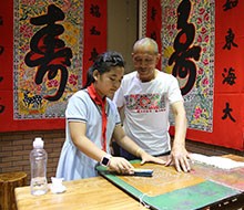 鹅黄鸭绿鸡冠紫，鹭白鸦青鹤顶红——临沂张明建彩印花布专题展